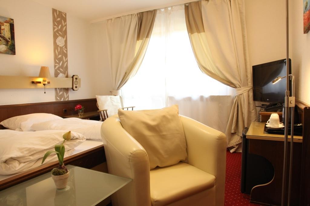 Kurhotel Wuerdinger Hof บาดฟึสซิง ห้อง รูปภาพ